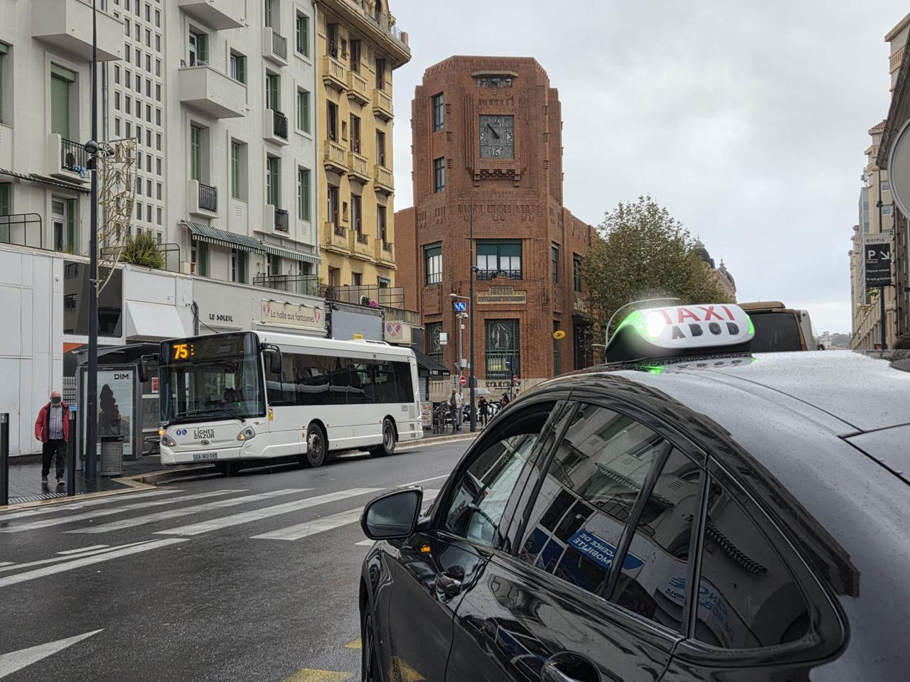 Taxi Mercedes Premium transfert Gare SNCF Nice vers Aéroport Nice Côte d'Azur avec chauffeur professionnel