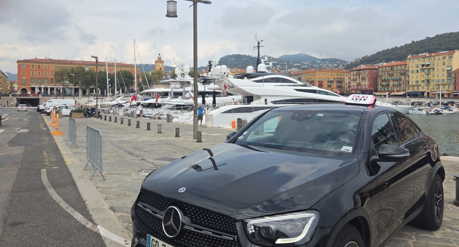 Taxi Mercedes au Port Lympia à Nice, prêt pour une prise en charge