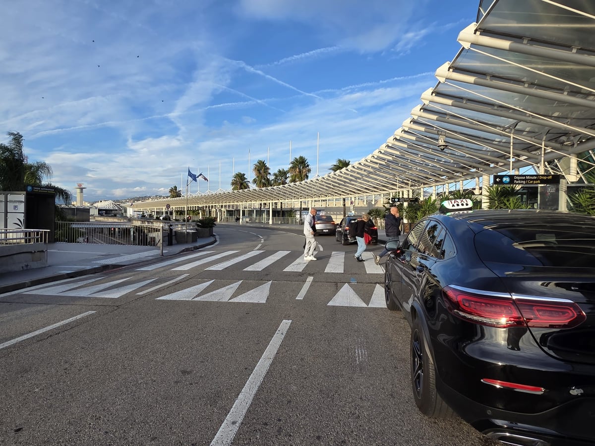 Taxi à l'aéroport Nice Côte d'Azur pour transfert vers Sophia Antipolis