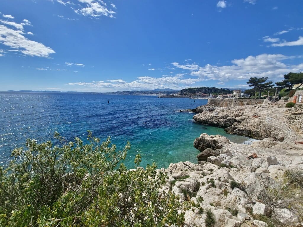 Coco Beach Nice - Plage rocheuse secrète avec eau turquoise cristalline et rochers, Cap de Nice