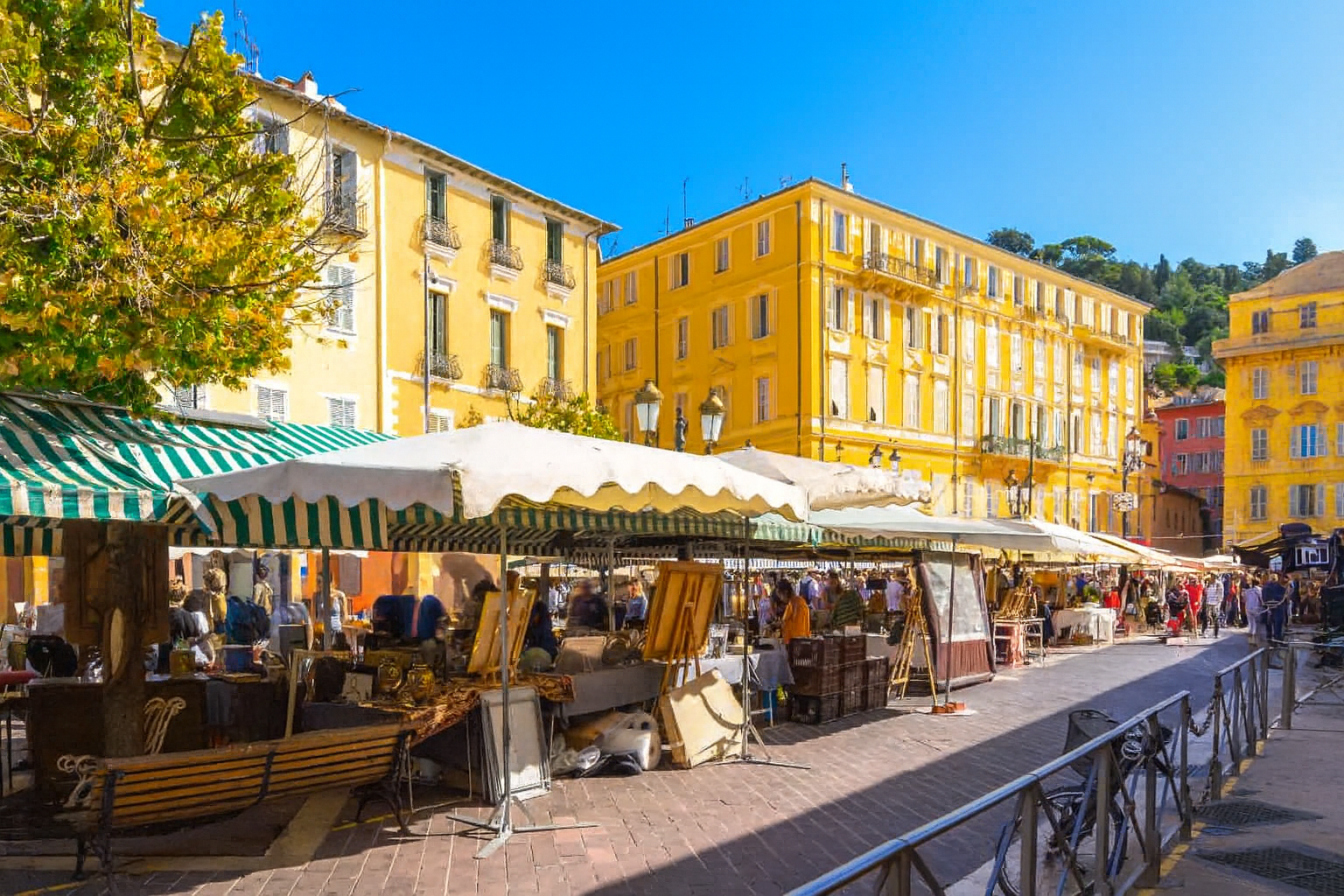Cours Saleya Nice marché fleurs et spécialités locales