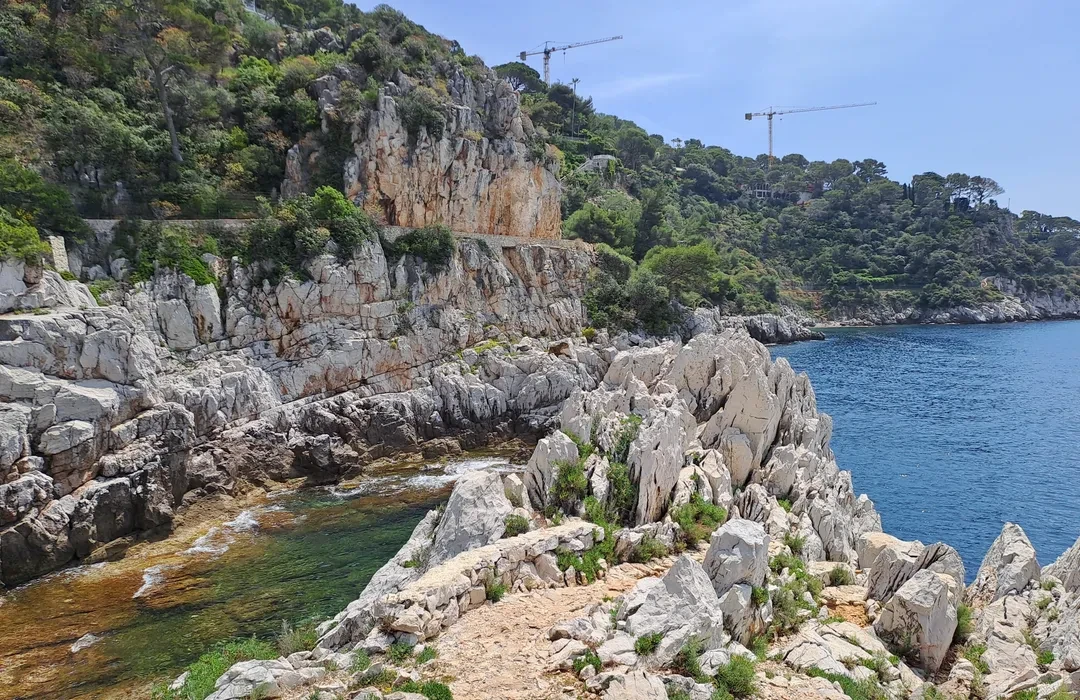 Criques Mont Boron Nice - Petites criques rocheuses secrètes avec vue panoramique, idéales pour couples et coucher de soleil
