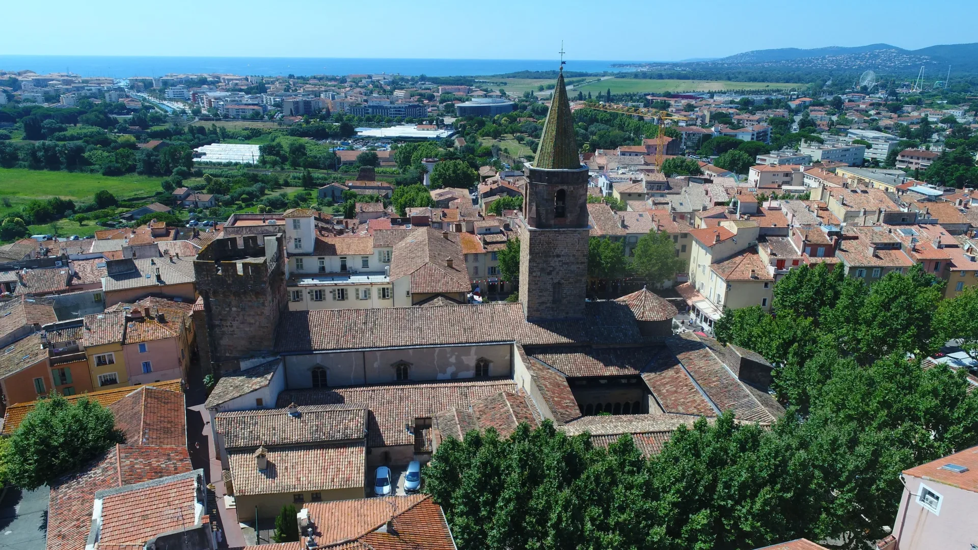 Centre historique de Fréjus accessible en taxi depuis Nice - Patrimoine romain et vieille ville