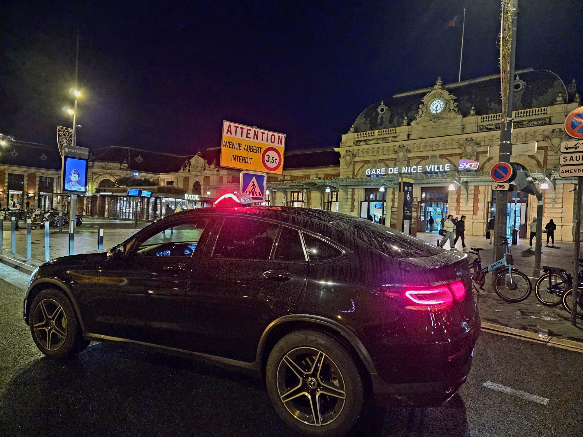 Taxi Mercedes gare SNCF Nice chauffeur privé disponible 24/7 pour transferts aéroport et déplacements locaux