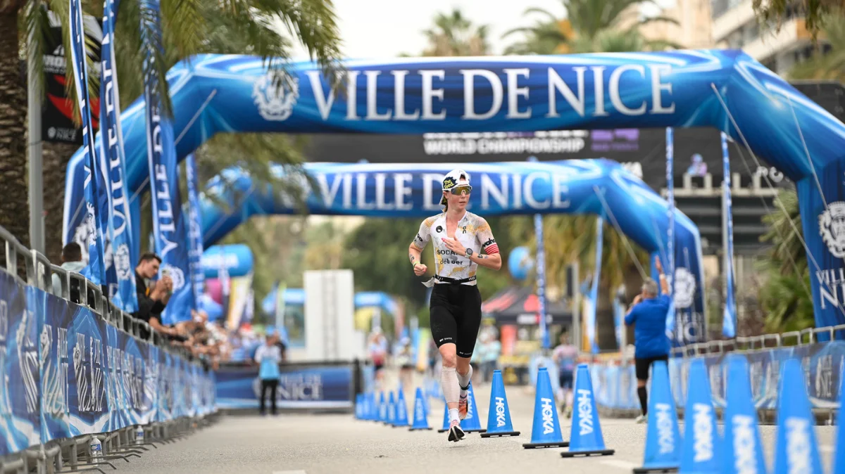 Départ natation Ironman Nice - Athlètes dans la baie de Nice pour l'épreuve de natation en mer Méditerranée