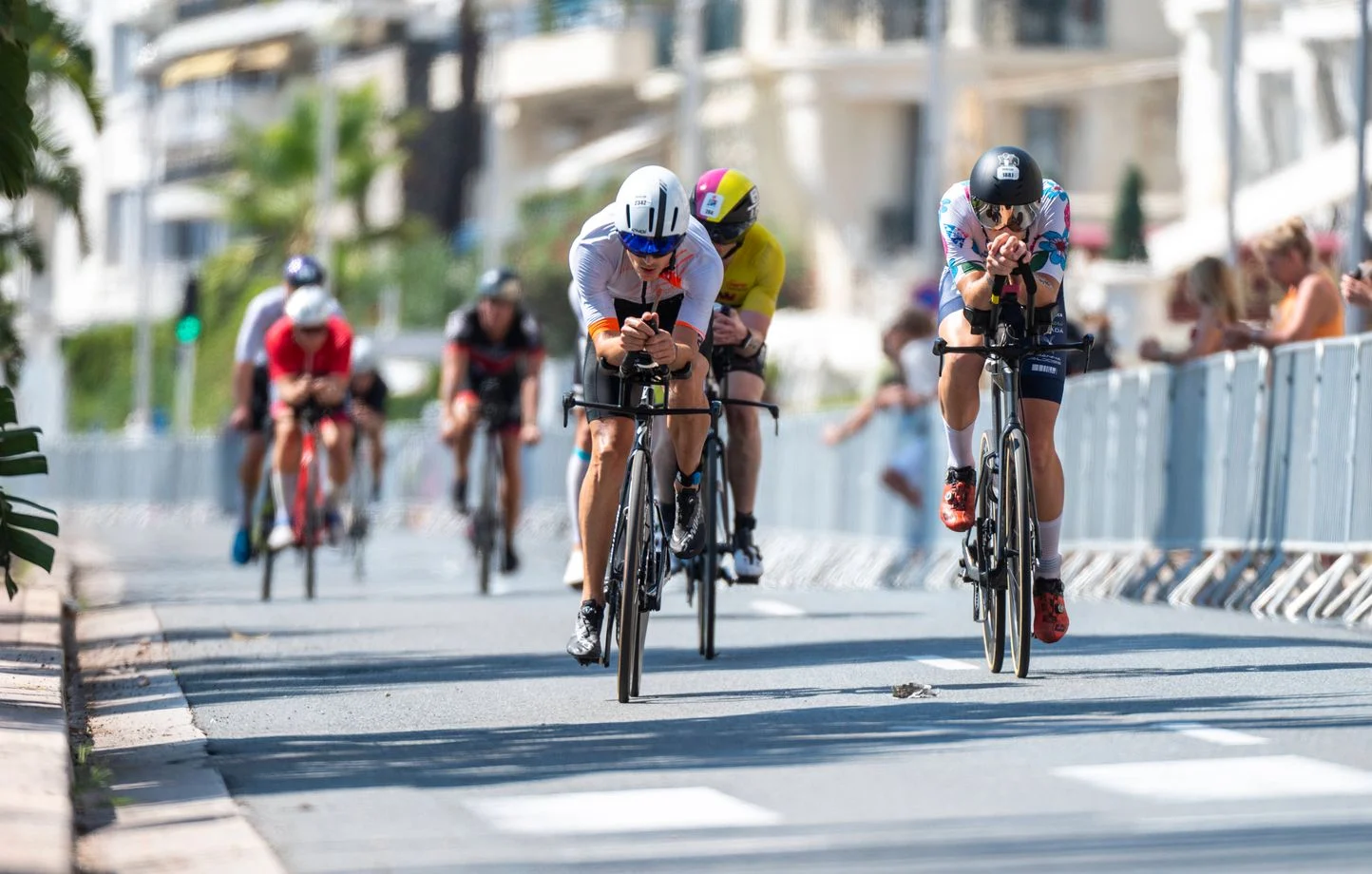 Parcours vélo Ironman Nice - Athlètes sur les routes de montagne des Alpes-Maritimes avec vue sur la Méditerranée