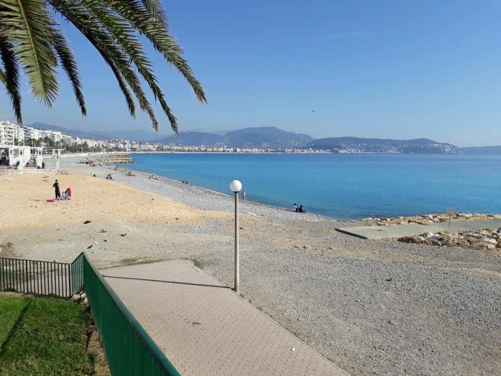 Plage de la Lanterne Nice - Grande plage de sable et galets peu fréquentée, idéale pour familles, extrémité Ouest Nice