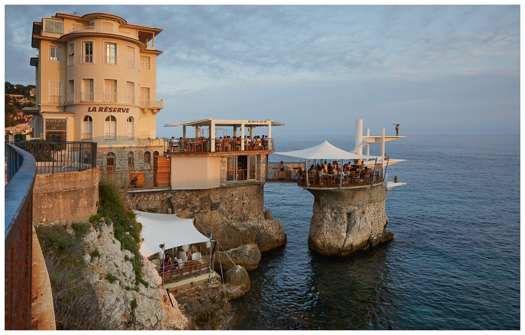 La Réserve Nice - Petite plage rocheuse avec vue panoramique sur la Baie des Anges, spot local authentique