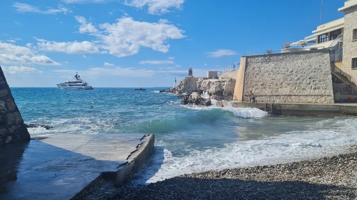 La Réserve et Coco Beach à Nice - Plages rocheuses secrètes avec eau turquoise, criques sauvages et ambiance locale authentique