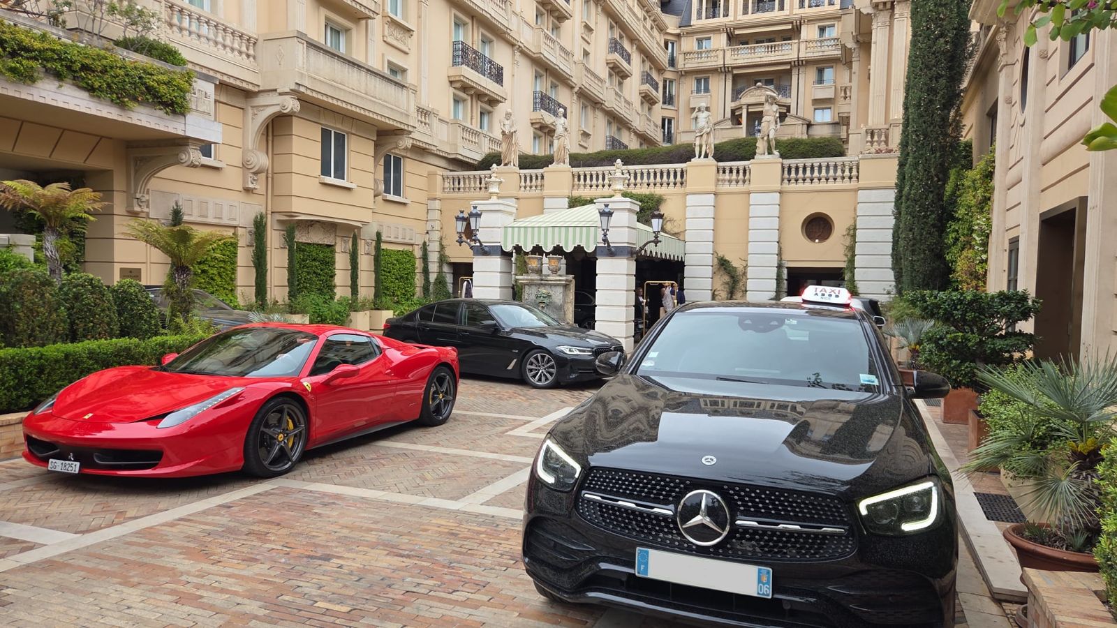 Taxi devant l'Hôtel Métropole à Monaco