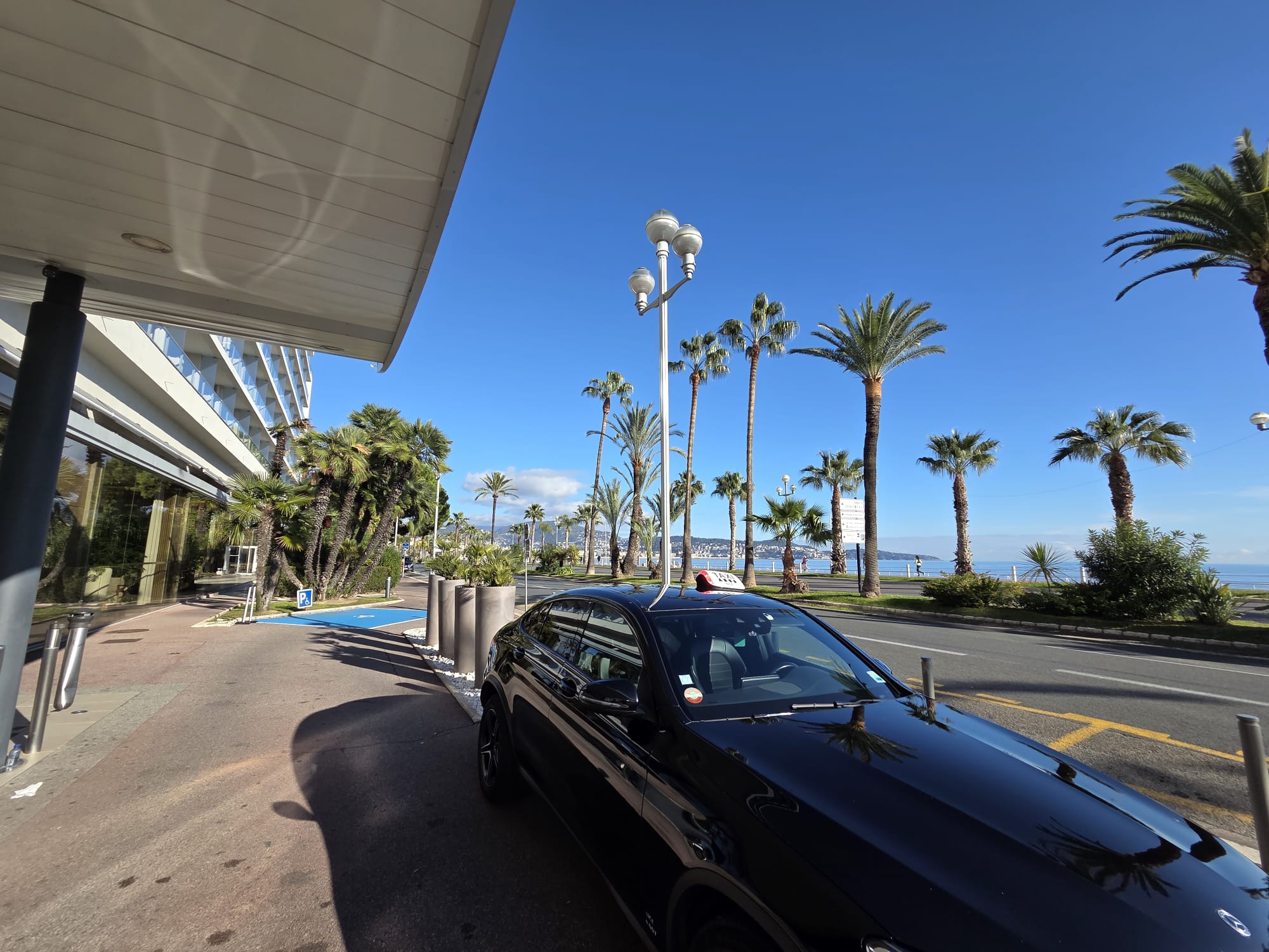 Taxi Mercedes à Nice sur la Promenade des Anglais - Service de transport premium disponible 24/7